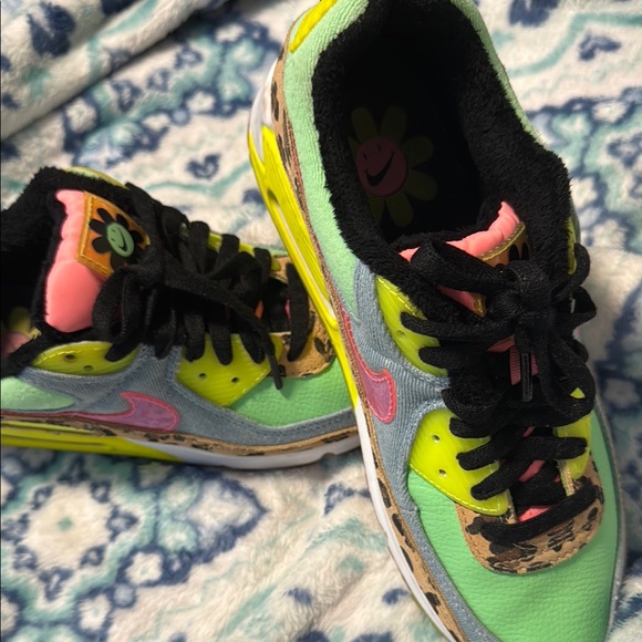 Nike women’s limited edition air max 90’s Multicolor Sneakers with Smiley - Picture 2 of 6